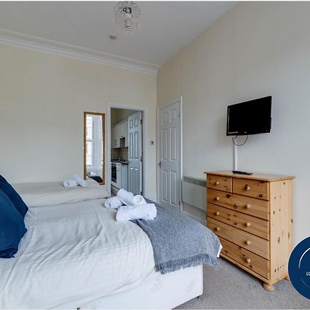 45 The Square Holiday Apartments Скарбъро Екстериор снимка