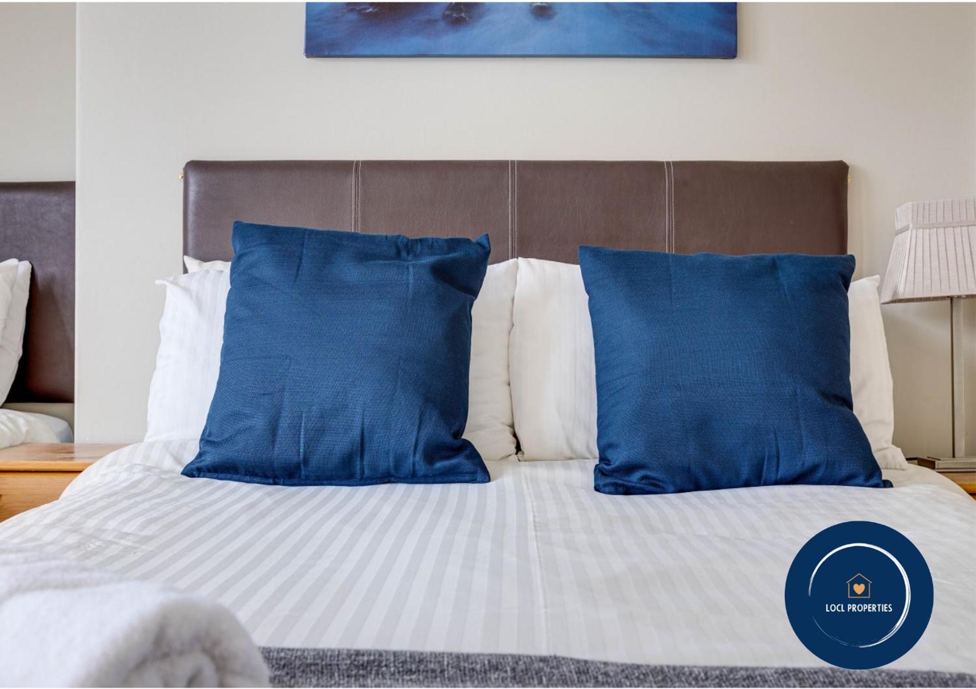 45 The Square Holiday Apartments Скарбъро Екстериор снимка