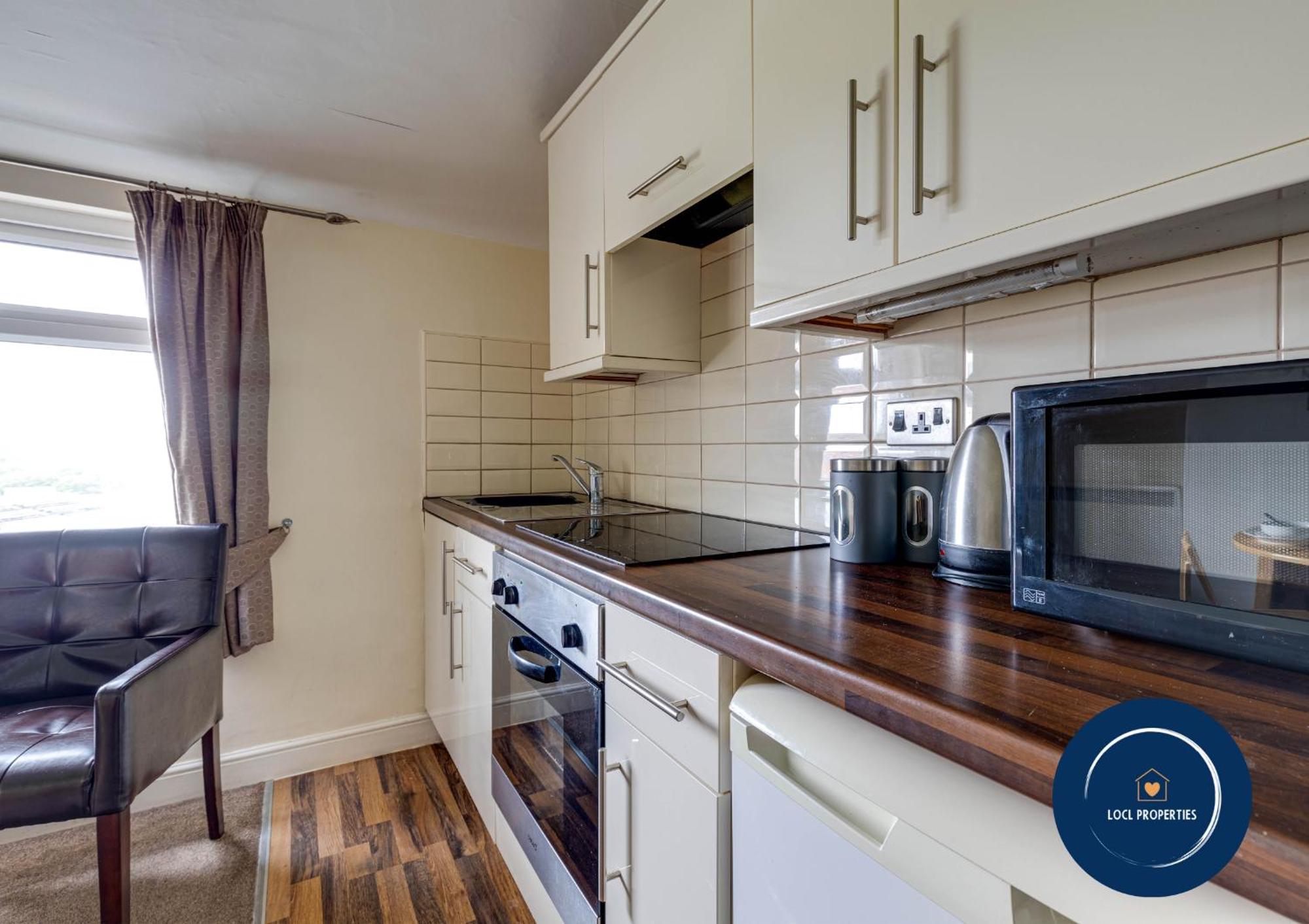 45 The Square Holiday Apartments Скарбъро Екстериор снимка
