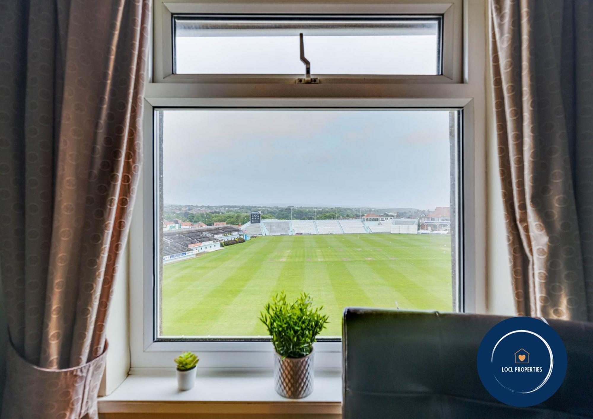 45 The Square Holiday Apartments Скарбъро Екстериор снимка