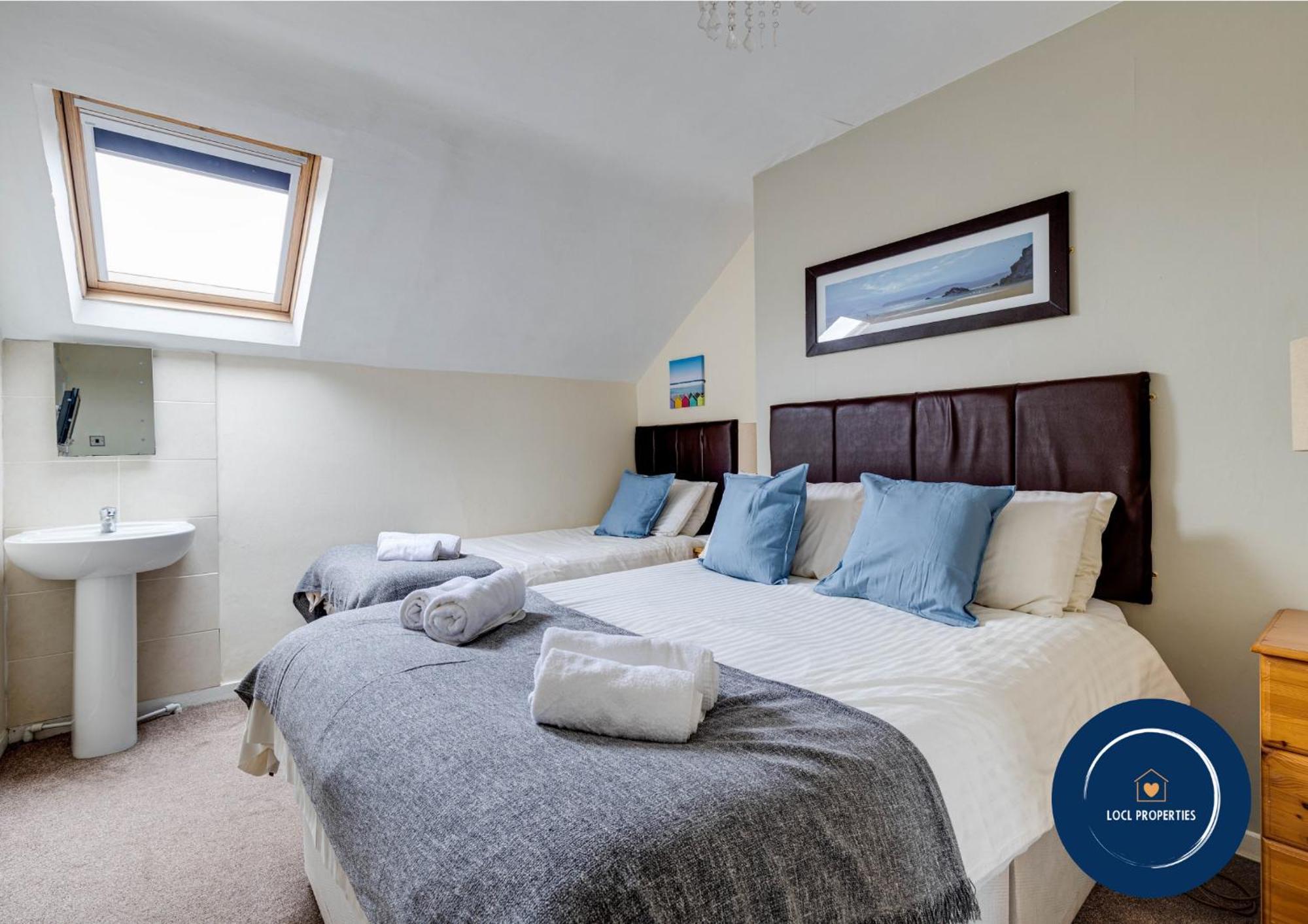 45 The Square Holiday Apartments Скарбъро Екстериор снимка