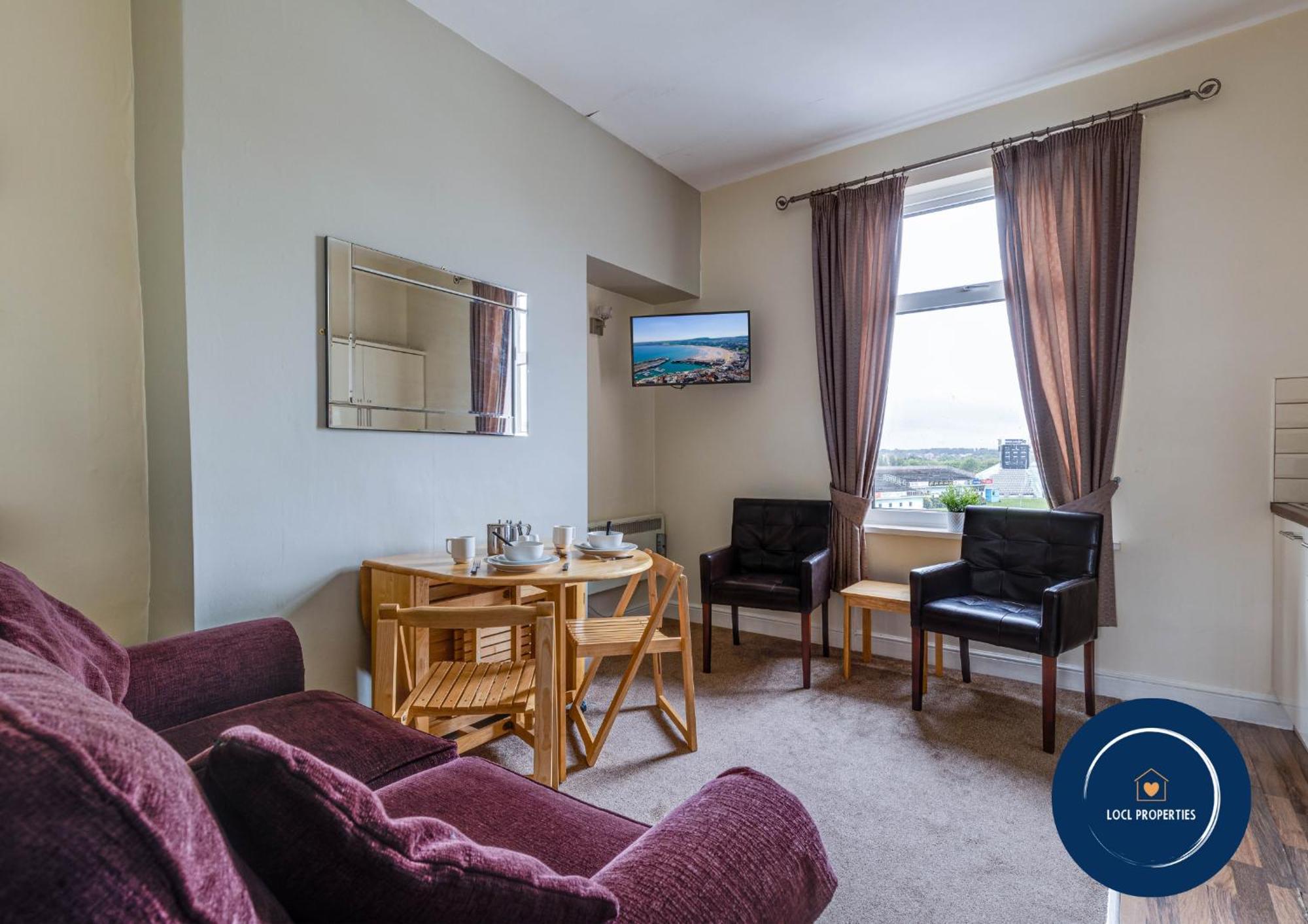 45 The Square Holiday Apartments Скарбъро Екстериор снимка