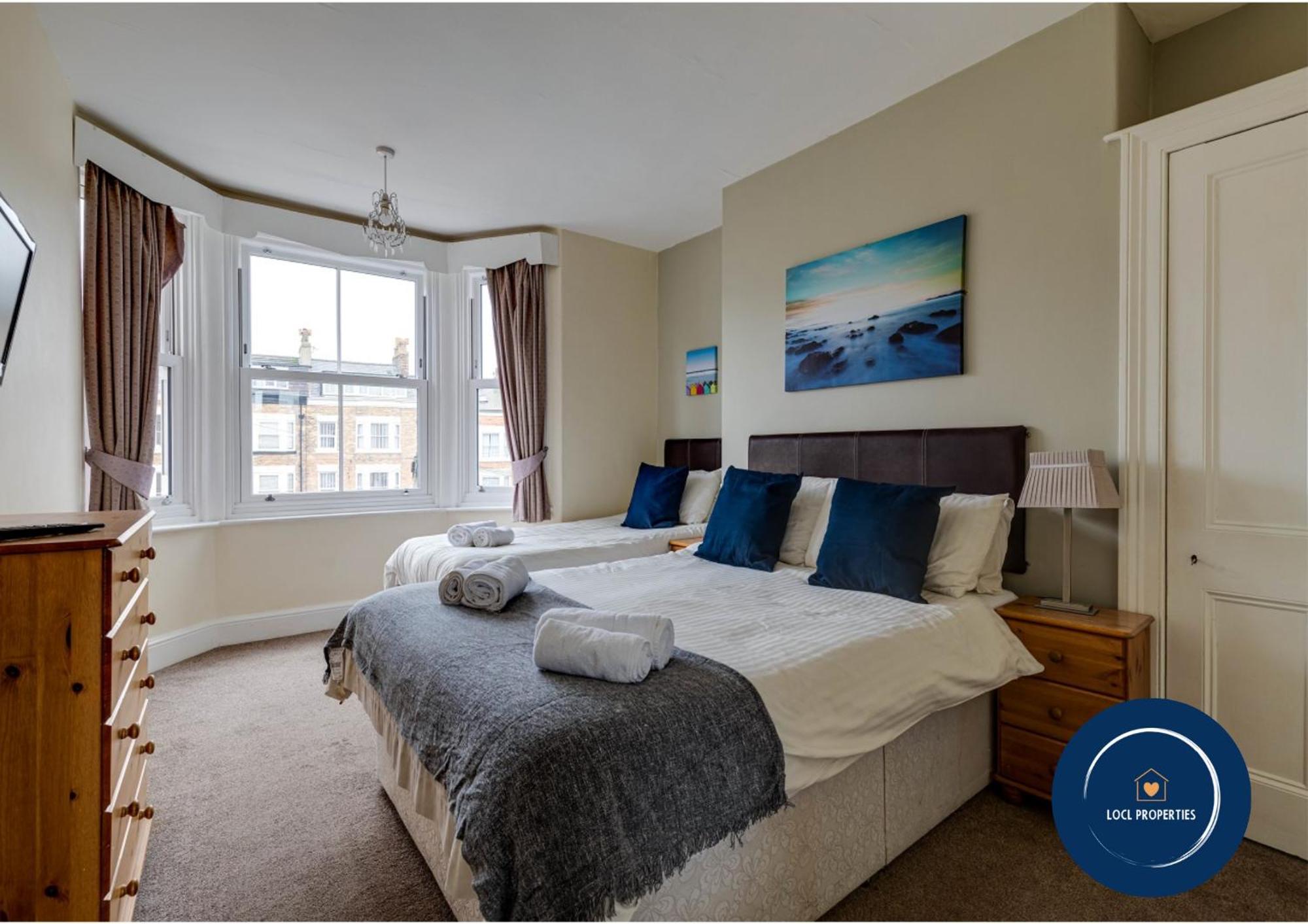 45 The Square Holiday Apartments Скарбъро Екстериор снимка