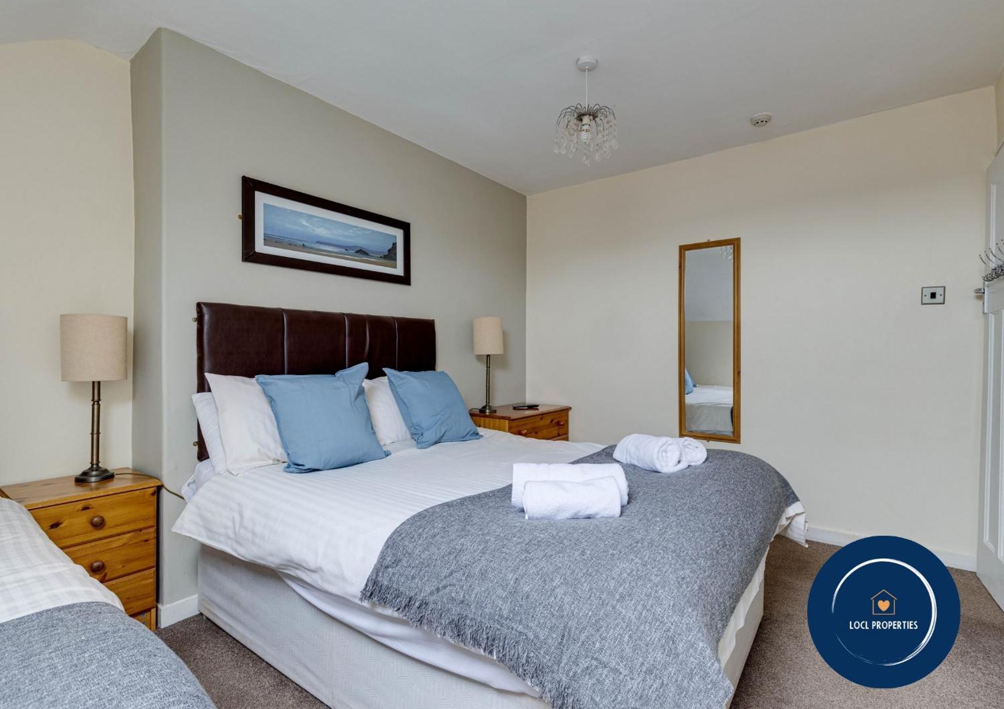 45 The Square Holiday Apartments Скарбъро Екстериор снимка