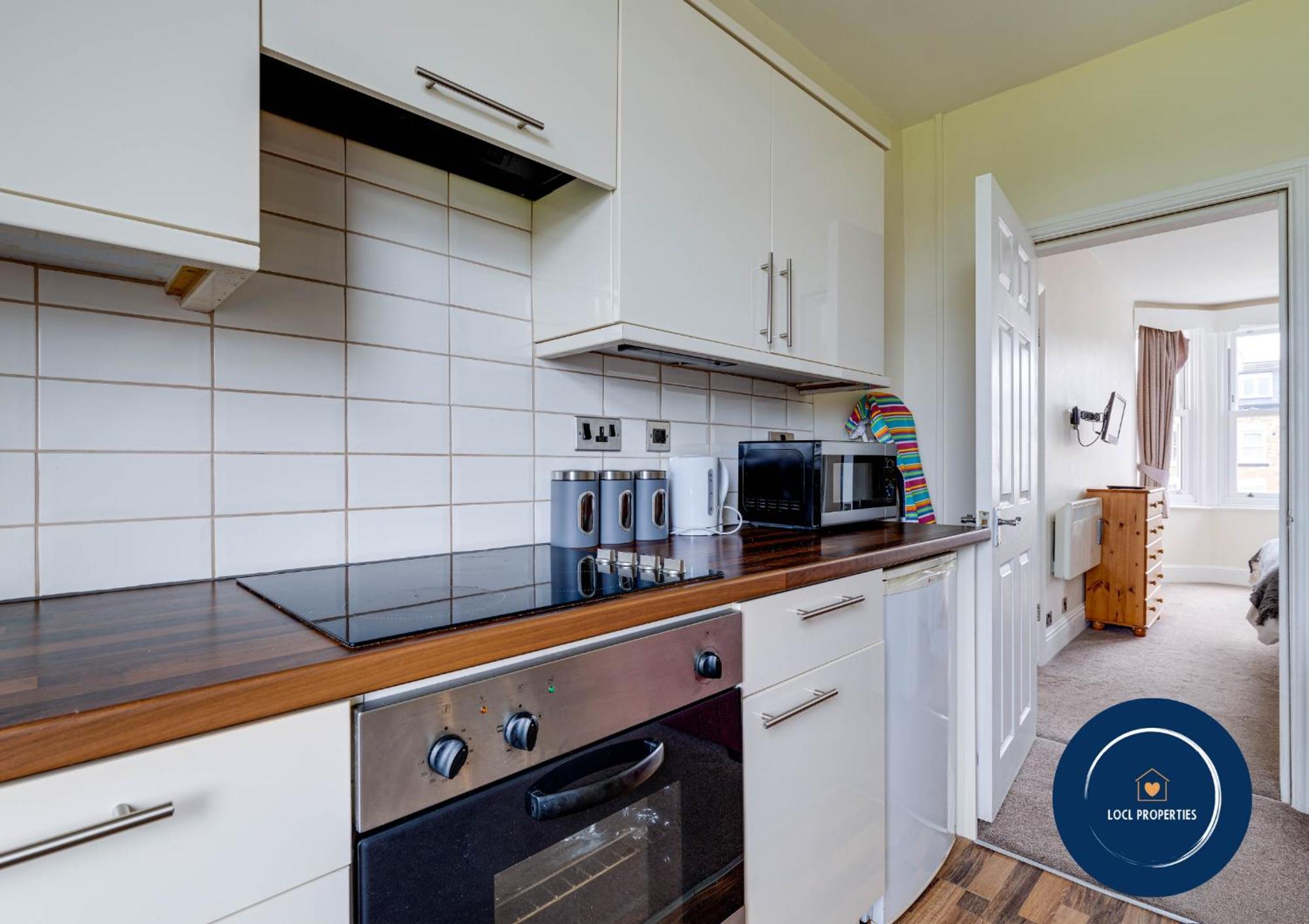 45 The Square Holiday Apartments Скарбъро Екстериор снимка