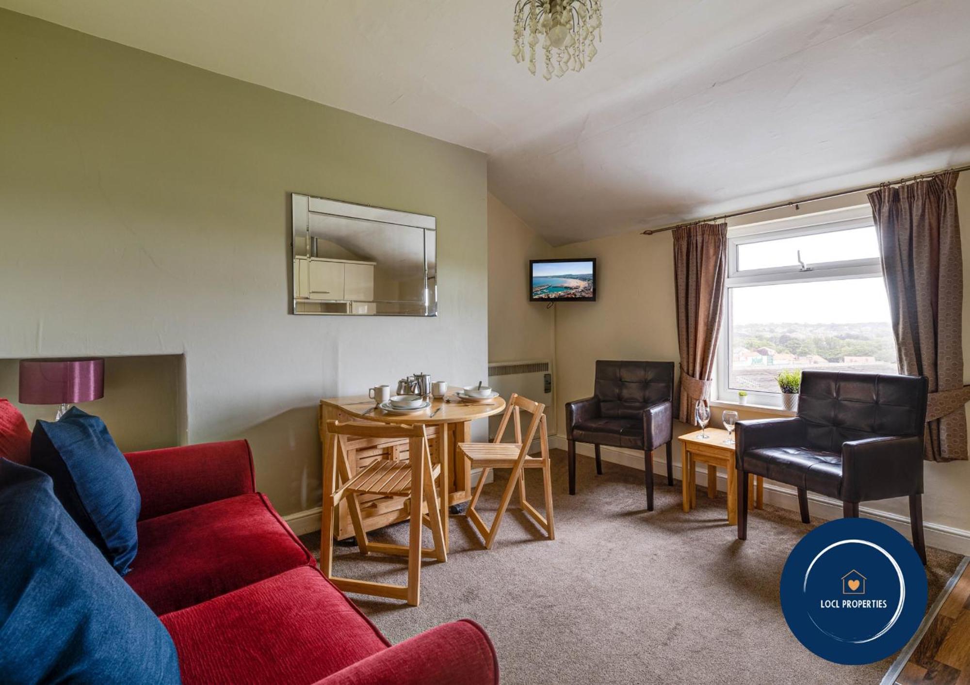 45 The Square Holiday Apartments Скарбъро Екстериор снимка