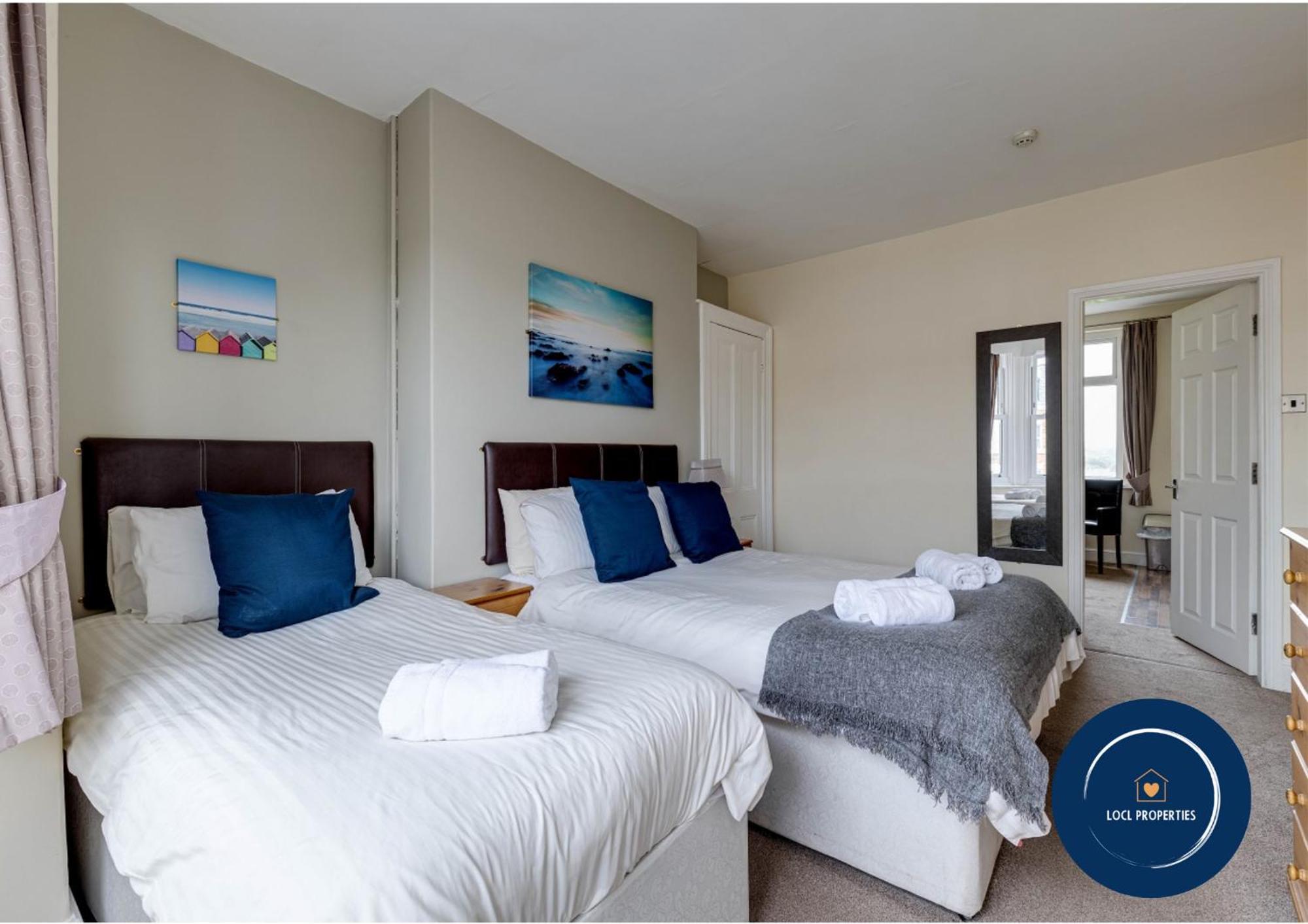 45 The Square Holiday Apartments Скарбъро Екстериор снимка