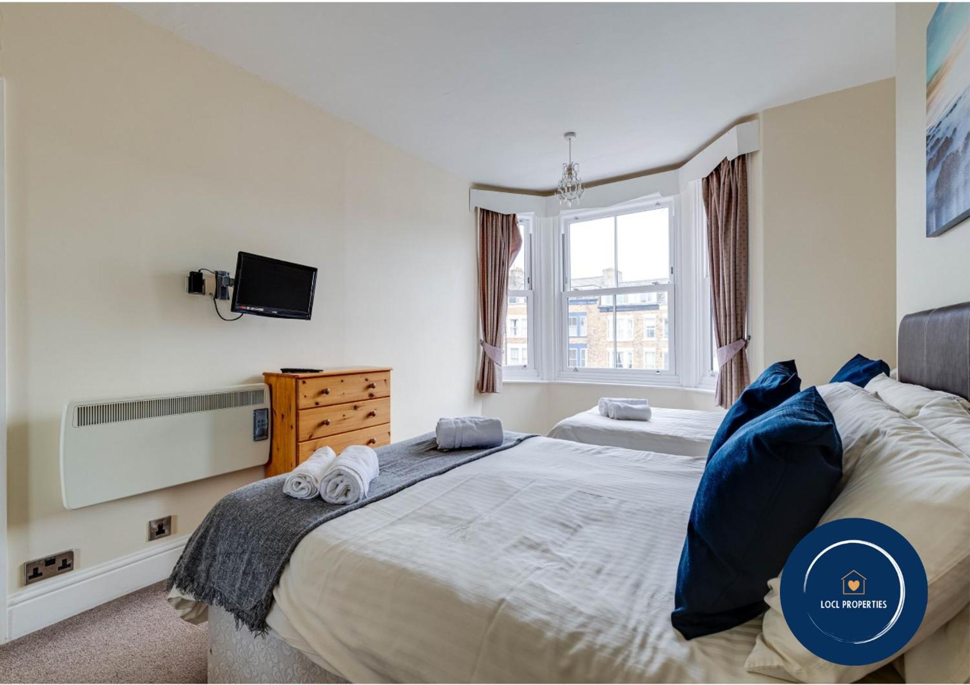 45 The Square Holiday Apartments Скарбъро Екстериор снимка