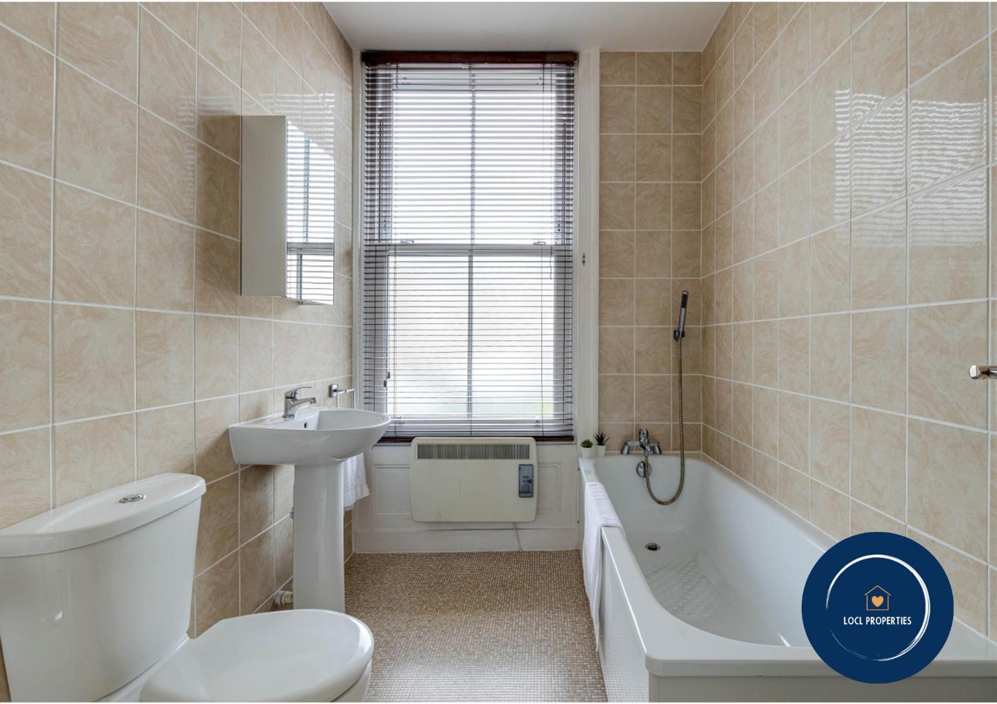 45 The Square Holiday Apartments Скарбъро Екстериор снимка