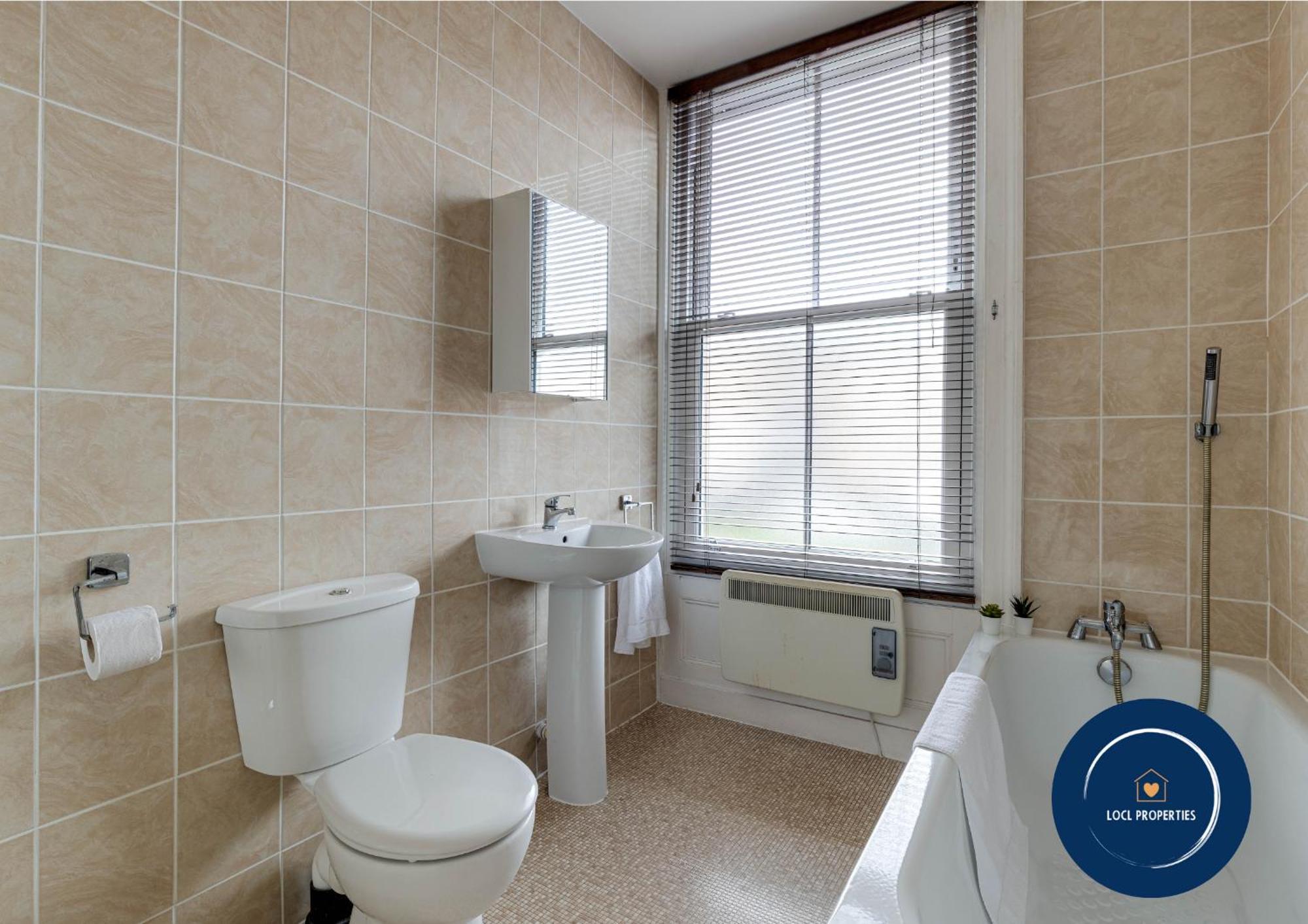 45 The Square Holiday Apartments Скарбъро Екстериор снимка